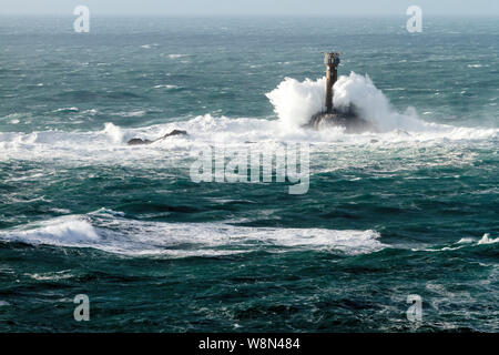 Storm Wellen schlagen und Bruch über longships Leuchtturm, Lands End, Cornwall. Lands End ist Großbritanniens westlichsten Punkt des Landes und der ausgesetzt ist. Stockfoto