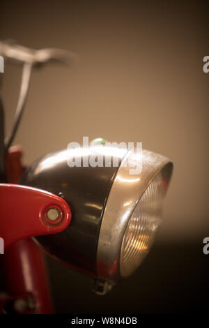 Nahaufnahme eines klassischen Oldtimer Motorrad Scheinwerfer. Stockfoto