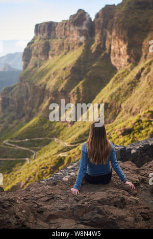 Junge Frau betrachten den Berg Macizo de Teno in Teneriffa, Kanarische Inseln, Spanien Stockfoto