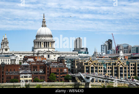 London, Großbritannien - 5. Juli 2019: Skyline von London mit der Millennium Bridge und St. Paul's Kathedrale in London an einem bewölkten Tag Stockfoto