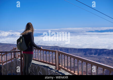 Junge Frau die Betrachtung der Landschaft von der Oberseite der Vulkan Teide auf Teneriffa, Spanien Stockfoto