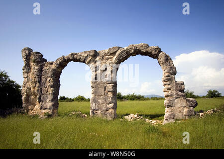 Burnum, eine archäologische Stätte, war eine römische Legion Camp und die Stadt. Es ist 2,5 km nördlich von Kistanje, Nationalpark Krka, das Hinterland in Dalmatien, Croa entfernt Stockfoto