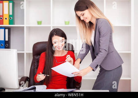 Young Business Team lesen Haftnotizen auf dem Schreibtisch im Büro. Business, Teamarbeit, Brainstorming Konzept. Stockfoto