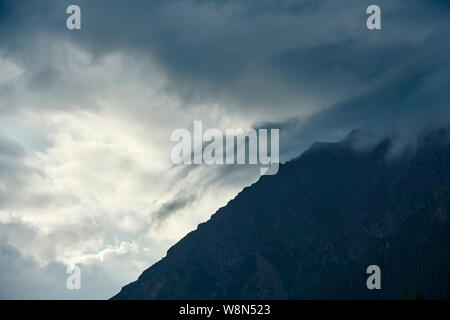 Nebligen bergen in Klosters, Schweiz Stockfoto