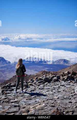 Junge Frau die Betrachtung der gesamten Insel Teneriffa von der Spitze des Teide Vulkan Stockfoto