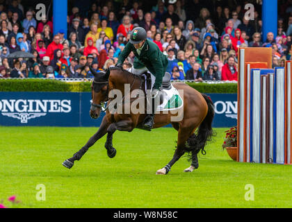 Dublin, Irland, 09. August 2019. Shane Sweetnam für Team Irland konkurrieren für den Aga Khan Schale in der longines Nations Cup Springreiten am RDS Dublin Horse Show. Quelle: John Rymer/Alamy leben Nachrichten Stockfoto