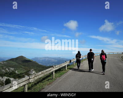 Drei Freunde auf einer Straße klettern Picos de Europa in Asturien, Spanien Stockfoto