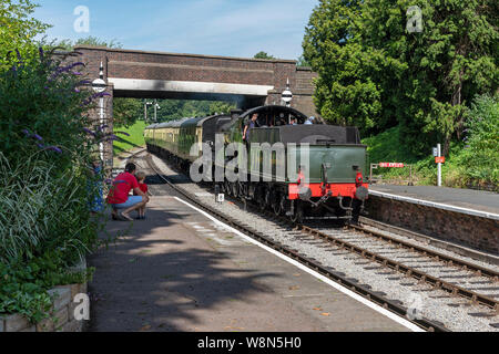 Winchcombe, Gloucestershire, England, UK. August 2019. Eine Dampfmaschine Kutschen ziehen durch Winchcombe Station in den Cotswolds region Gloucest Stockfoto