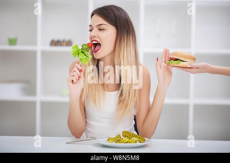 Diät. Gesunde Ernährung, Diäten, abnehmen und Verlust Konzept wiegen. Diät Konzept. Gewichtsverlust. Das Maßband ist um den Arm gewickelt. In der Stockfoto