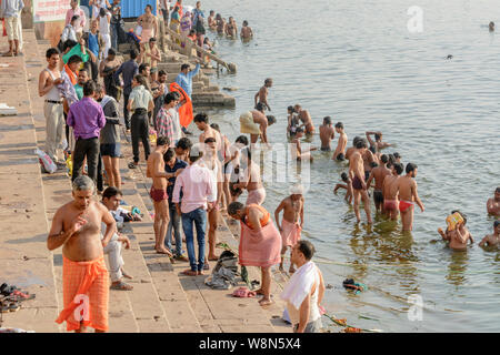 Indische Pilger führen Sie am frühen Morgen baden Rituale im Fluss Ganges in Varanasi, Uttar Pradesh, Indien, Südasien. Auch als Benares bekannt, Stockfoto