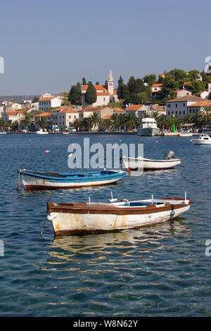 Hölzerne Fischerboote im Hafen von Zadar an der adriatischen Küste in Kroatien Stockfoto