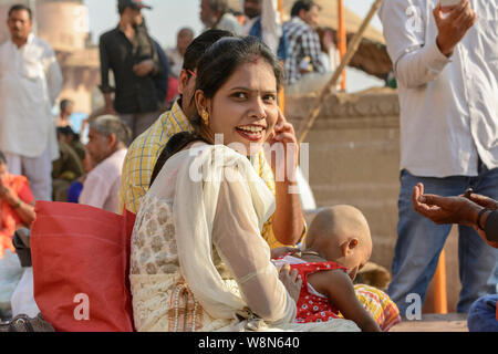 Ein kleines Baby hat den Kopf rasiert als Teil der hinduistischen Mundan Ritual ihr vergangenes Leben zu reinigen, Varanasi, Uttar Pradesh, Indien, Südasien Stockfoto