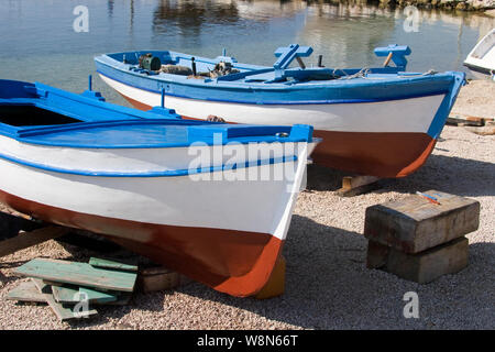 Blau Weiß und Rot lackierten Holz- Boote am Strand im Dorf Rogoznica in Kroatien Stockfoto