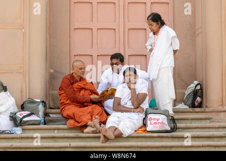 Ein buddhistischer Mönch und Pilger lesen Schriften am Mulagandha Kuti Vihara buddhistischen Tempel in Sarnath, Uttar Pradesh, Indien, Asien, Südostasien Stockfoto