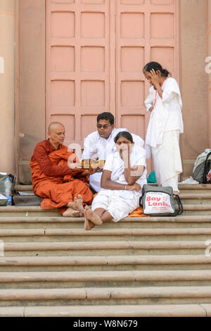 Ein buddhistischer Mönch und Pilger lesen Schriften am Mulagandha Kuti Vihara buddhistischen Tempel in Sarnath, Uttar Pradesh, Indien, Asien, Südostasien Stockfoto