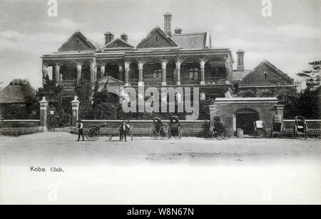 [1920s Japan - Verein Haus für ausländische Einwohner in Kobe] - Das Kobe Club (神戸外人クラブ), eine Elite Club für ausländische Einwohner in Kobe, Hyogo Präfektur. Der Verein wurde im Jahre 1890 (Meiji 23) gestartet und in was jetzt Higashi Yuenchi Park entfernt. Die Organisation besteht heute noch und ist in Kitano-cho. Das Gebäude auf diesem Foto wurde entwickelt von dem britischen Architekten Alexander Nelson Hansell (アレクサンダー・ネルソン ・ハンセル, 1857-1940). Während seiner 30 Jahre in Kobe, Hansell entworfen, um viele der Stadt im westlichen Stil Häuser und Gebäude. 20. jahrhundert alte Ansichtskarte. Stockfoto