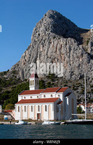 Neue Kirche des Hl. Apostels Petrus auf Priko in Omis in Kroatien Stockfoto