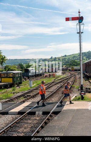 Winchcombe, Gloucestershire, England, UK. August 2019. Freiwillige Überquerung der Bahnstrecke von der Gloucestershire Warwickshire Steam Railway. Stockfoto