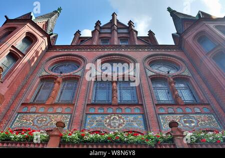 Detailansicht auf die norddeutschen Rathaus in Neumünster an einem sonnigen Sommertag gefunden Stockfoto