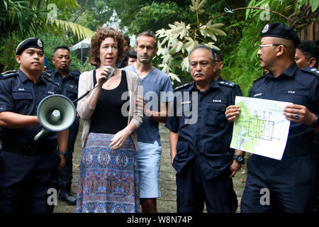 Negri Sembilan, Malaysia. 10 Aug, 2019. Meabh Quoirin, zweite Straße links, die Mutter eines vermissten britischen Mädchens Nora Anne Quoirin, 15 Jahre alt, spricht Offiziere der Polizei als Vater Sebastien Quoirin, Mitte, neben ihr steht, und Negri Sembilan stellvertretender Polizeichef Sac che Zakaria Othman steht neben ihm in Seremban, Negeri Sembilan, Malaysia am 10. August 2019. Die Eltern sagen Nora nicht unabhängig ist und hat Schwierigkeiten beim Gehen, in neue Details ihre Überzeugung zu unterstützen, dass sie entführt wurde. Quelle: Chris Jung/ZUMA Draht/Alamy Live News Credit: ZUMA Press, Inc./Alamy leben Nachrichten Stockfoto