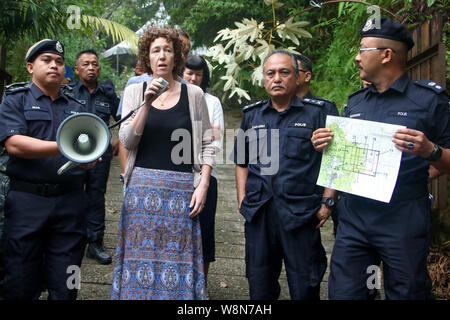 Negri Sembilan, Malaysia. 10 Aug, 2019. Meabh Quoirin, Mitte, die Mutter eines vermissten britischen Mädchens Nora Anne Quoirin, 15 Jahre alt, spricht Offiziere der Polizei als Vater Sebastien Quoirin, Mitte, neben ihr steht, und Negri Sembilan stellvertretender Polizeichef Sac che Zakaria Othman steht neben ihr in Seremban, Negeri Sembilan, Malaysia am 10. August 2019. Die Eltern sagen Nora nicht unabhängig ist und hat Schwierigkeiten beim Gehen, in neue Details ihre Überzeugung zu unterstützen, dass sie entführt wurde. Quelle: Chris Jung/ZUMA Draht/Alamy Live News Credit: ZUMA Press, Inc./Alamy leben Nachrichten Stockfoto