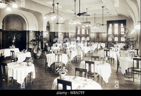 [1910s Japan - Speisesaal Wertvorstellung Hotel in Kobe] - Speisesaal des Kobe Oriental Hotel in Kobe, Hyogo Präfektur. Es wurde von dem Franzosen Louis Begeux 1887 (Meiji 20) auf Nummer 81 gegründet (Kyomachi). 1907 (Meiji 40), um es zu Kaigandori, verschoben die Lage der Karte. 20. jahrhundert alte Ansichtskarte. Stockfoto