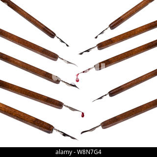 Von Braun Dip Pen mit Stahlfeder mit Tinte auf weißem Hintergrund einstellen Stockfoto