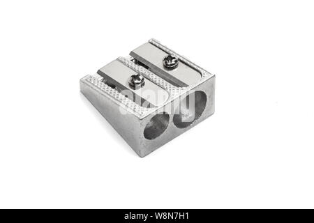 Metallische Bleistiftspitzer mit Doppelloch isoliert auf weißem Hintergrund. Schule Konzept Stockfoto