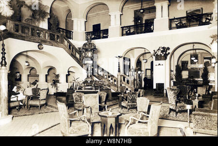 [1910s Japan - Lobby Wertvorstellung Hotel in Kobe] - Innenraum der Kobe Oriental Hotel in Kobe, Hyogo Präfektur. Es wurde von dem Franzosen Louis Begeux 1887 (Meiji 20) auf Nummer 81 gegründet (Kyomachi). 1907 (Meiji 40), um es zu Kaigandori, verschoben die Lage der Karte. 20. jahrhundert alte Ansichtskarte. Stockfoto