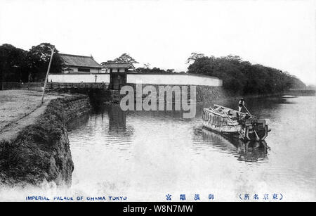 [1910s Japan - Boot in der Nähe von Imperial Villa, Tokio] - ein Boot Ansätze die Brücke zu den Eingang von Hama Palace (浜御殿, Hama Goten), einen Garten in Tokio das Tokugawa Shogunat im Jahre 1654 gegründet. Nach der Meiji-Restauration 1868, Eigentum wurde der kaiserlichen Familie übertragen, und der Name geändert Hama Imperial Villa (Hama Rikyu). Nach dem Zweiten Weltkrieg wurde es zu einem öffentlichen Park und ist nun als Hamarikyu Gärten (浜離宮恩賜庭園, Hama-rikyu Onshi Teien) bekannt. 20. jahrhundert alte Ansichtskarte. Stockfoto