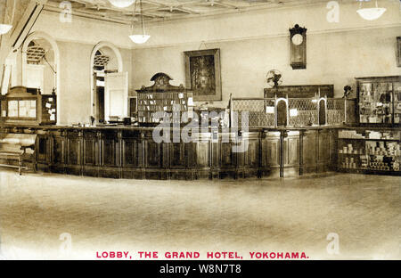 [1910s Japan - Lobby Wertvorstellung Hotel in Yokohama] - Lobby des Grand Hotel, Yokohama, Kanagawa Präfektur. Das Hotel wurde am 16. August eröffnet, 1873 (Meiji 6) und wurde bald die Höhe der westlichen Kultur und Eleganz in Japan betrachtet. 20. jahrhundert alte Ansichtskarte. Stockfoto