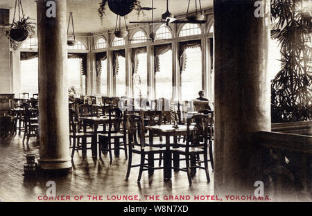 [1910s Japan-Lounge auf der Wertvorstellung Hotel in Yokohama] - Die Lounge des Grand Hotel in Yokohama, Kanagawa Präfektur. Das Hotel wurde am 16. August eröffnet, 1873 (Meiji 6) und wurde bald die Höhe der westlichen Kultur und Eleganz in Japan betrachtet. 20. jahrhundert alte Ansichtskarte. Stockfoto