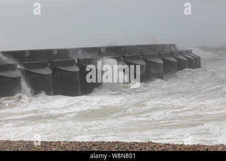 Brighton, UK. 10 Aug, 2019. Starke Winde von bis zu 50 Meilen pro Stunde in Brighton, East Sussex sind Sie Prognose den ganzen Tag fortzusetzen. Wellen gegen die Marina an der Wand und stuerzte in den Hafen als Besucher Fotos der ungewöhnlich hohe Wellen. Credit: Keith Larby/Alamy leben Nachrichten Stockfoto