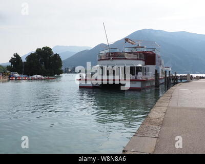 Touristische Boot an der Promenade auf alpinen See von Annecy Landschaft in Frankreich günstig Stockfoto