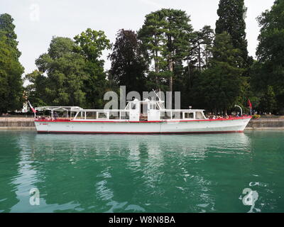 Seite der Touristischen weißen Boot an der Promenade auf alpinen See von Annecy Landschaft in Frankreich günstig Stockfoto