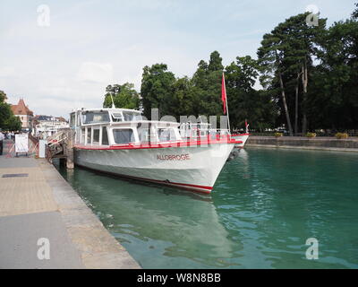 Vor der touristischen weißen Boot an der Promenade auf alpinen See von Annecy Landschaft in Frankreich günstig Stockfoto