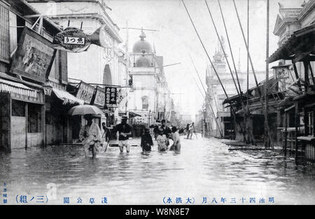 [1910s Japan - Kanto Flut in Tokio, 1910] - Asakusa in Tokio während der Flut vom 11. August 1910 (Meiji 43). Dies ist eine Katastrophe, jetzt bekannt als die Kanto Flut (関東大水害, Kanto Dai Suigai). Es ist Tokio dritten schlimmsten Flut Katastrophe des 20. Jahrhunderts. 20. jahrhundert alte Ansichtskarte. Stockfoto