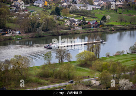 Schiff auf der Mosel. Im Hintergrund das Dorf Wehlen Stockfoto