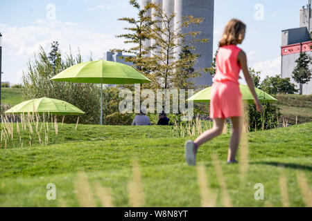 Heilbronn, Deutschland. 08 Aug, 2019. Ein Besucher Spaziergänge bei schönem Wetter über das Gelände der Bundesgartenschau. Credit: Fabian Sommer/dpa/Alamy leben Nachrichten Stockfoto