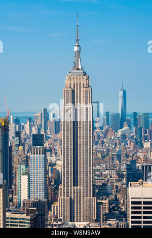 Empire State Building, der Blick auf das Empire State Building in Midtown Manhattan beleuchtete vom frühen Morgen Licht an einem Sommertag, New York City, USA. Stockfoto