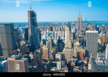 Manhattan New York, Blick vom Rockefeller Center auf Midtown Manhattan beleuchtete am frühen Morgen Licht an einem Sommertag, New York City, USA. Stockfoto