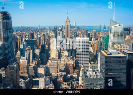 New York Center, Blick vom Rockefeller Center Aussichtsplattform über Midtown Manhattan an einem Sommertag, New York City, USA. Stockfoto