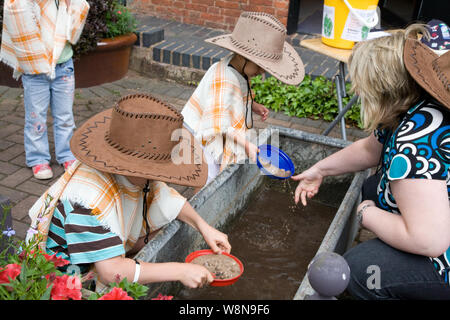 Kinder- Aktivität - Goldwaschen Stockfoto