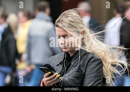 Windswept Haar Wind ausgeblasen Bad Hair Day windiges Wetter Sturm stürmischer Tag Landschaft windswept, Haar, Frau, weiblich, Wind, Porträt, lange Haare, Gesicht, im Freien, Erwachsener, Stil, Tag, Person, Frisur, Frauen, Mode, windig, Kopf und Schultern, Haar, Tag, schlecht, Frau, weiblich, Mädchen, unordentlich, Kopf, brünett, wild, lange, Bad Hair Day, blond, blonde, Windig, windig, Wetter, Wind, Wind, Sturm, Unwetter, Sturm, Wetter, Gewirr, verwirrte, Landschaft, eine Person, a, uk, Gale, Stürme, Stockfoto