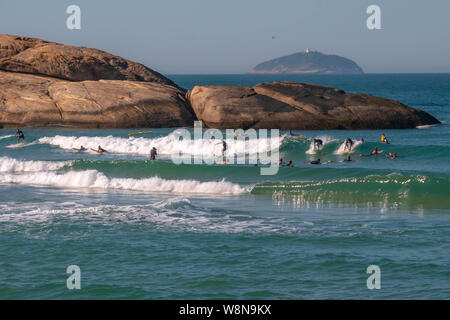 Rio de Janeiro, Brasilien - 10. August 2019: amateur Surfer Spaß mit kleinen Wellen in arpoador an einem sonnigen Samstag Morgen Stockfoto