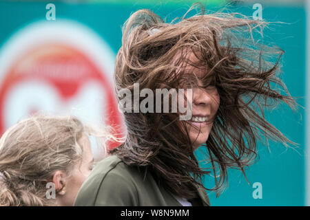 Windswept Haar Wind ausgeblasen Bad Hair Day windiges Wetter Sturm stürmischer Tag Landschaft windswept, Haar, Frau, weiblich, Wind, Porträt, lange Haare, Gesicht, im Freien, Erwachsener, Stil, Tag, Person, Frisur, Frauen, Mode, windig, Kopf und Schultern, Haar, Tag, schlecht, Frau, weiblich, Mädchen, unordentlich, Kopf, brünett, wild, lange, Bad Hair Day, blond, blonde, Windig, windig, Wetter, Wind, Wind, Sturm, Unwetter, Sturm, Wetter, Gewirr, verwirrte, Landschaft, eine Person, a, uk, Gale, Stürme, Stockfoto