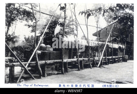 [1920s Japan - Japanische Freizeitpark] - eine Fahrt mit dem Zug in Kamakura Prince Yuenchi Vergnügungspark. Der Park wurde in Tsurumi-ku, Yokohama, Kanagawa Präfektur befindet. Es wurde in 1914 (taisho 3) durch Geschäftsmann Hirataka Hiraoka (1860-1934). Der Park geschlossen wurde 1946 (Showa 21), die Gebäude wurden abgerissen und ein Pferd Rennstrecke wurde auf die Lage des Park gebaut. 20. jahrhundert alte Ansichtskarte. Stockfoto