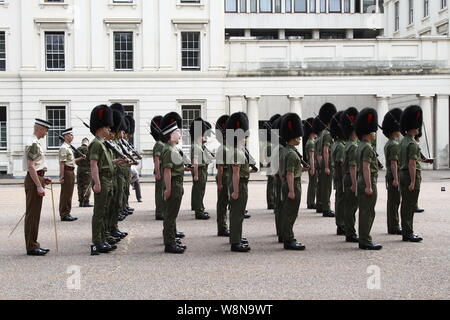 Britische Soldaten auf der Parade an der Wellington Baracken, LONDON. Streitkräfte. Militär. Wachen. MILTARY VON GROSSBRITANNIEN. Gewehre. Pistolen. Platz-BASHING. Bohren. Bohrer Praxis. UNIFORM. Uniformen. Männer in Uniform. Stockfoto