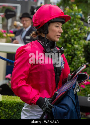 Ascot, Großbritannien. 10 Aug, 2019. Jockey Hayley Turner gewinnt den Dubai Duty Free Steher Shergar Cup Rennen. Der Dubai Duty Free Shergar Cup ist eine einzigartige Punkte Wettbewerb, wo 12 der oberen Jockeys der Welt in vier Teams über vier Rennen konkurrieren. Die Mannschaften sind Großbritannien und Irland, die Mädchen, Europa und dem Rest der Welt. Credit: Maureen McLean/Alamy leben Nachrichten Stockfoto