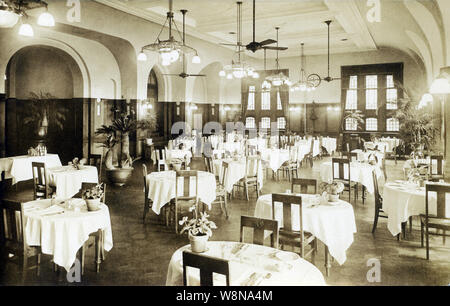 [1910s Japan - Speisesaal Wertvorstellung Hotel in Kobe] - Speisesaal des Kobe Oriental Hotel in Kobe, Hyogo Präfektur. Es wurde von dem Franzosen Louis Begeux 1887 (Meiji 20) auf Nummer 81 gegründet (Kyomachi). 1907 (Meiji 40), um es zu Kaigandori, verschoben die Lage der Karte. 20. jahrhundert alte Ansichtskarte. Stockfoto